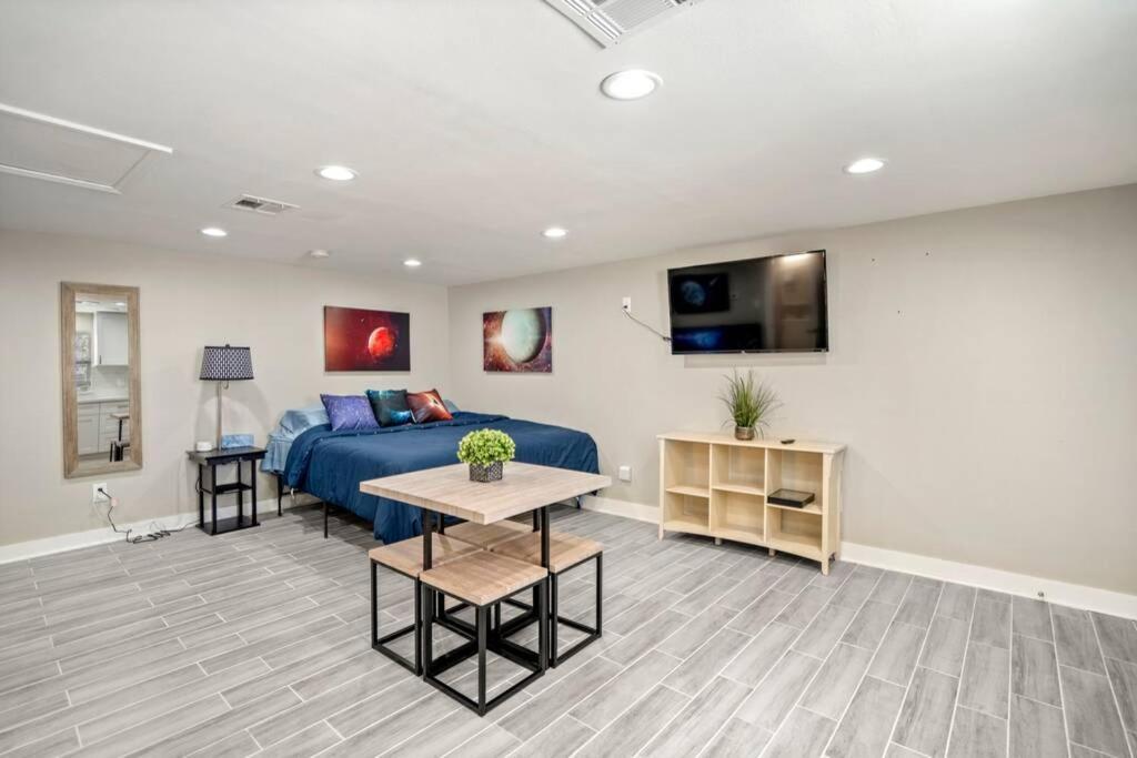 Cosmic Studio At North Downtown Villa Houston Buitenkant foto